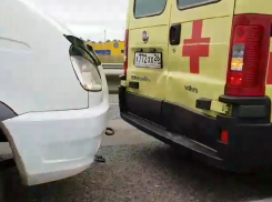Волгоградец снял на видео крупное ДТП грузовика и «скорой»