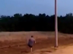 Невменяемый водитель «Нивы», который после ДТП разгуливал в трусах, попал на видео в Волгограде