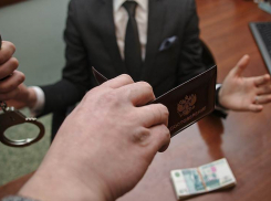 В Волгограде экс-следователь Астраханского СО на транспорте идет под суд за взятку 
