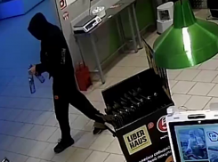 Вооруженный ограбил супермаркет ради водки в Камышине: видео