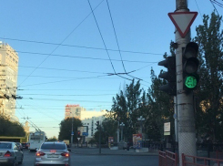 Волгоградцы обнаружили в центре города неправильный светофор