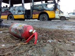 Сгоревший микроавтобус на Второй Продольной Волгограда засняли на видео очевидцы