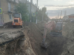 Гигантскую яму вырыли на месте обвала асфальта в Урюпинске