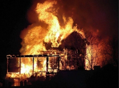 Под Волгоградом в хуторе Бобры неизвестные подожгли дом