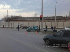 В Волгограде на «танцующем мосту» автоледи на ВАЗ-21102 врезалась в Daewoo Tico