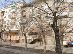 Исторический дом рушится в центре Волгограда: видео
