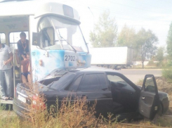 Трамвай подвинул с рельсов «Ладу Приору» на западе Волгограда 