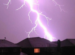 Молния спалила в Волгограде 3-х этажный дом