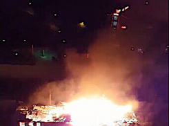 Полыхающая постройка  в ЖК «Гранд-Авеню» в Волгограде попала на видео