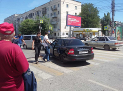 Лихач влетел в иномарку возле Ворошиловского ТЦ в Волгограде:пострадала пешеход