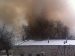 Рынок «Альтаир» эвакуировали из-за крупного пожара в Ворошиловском районе 