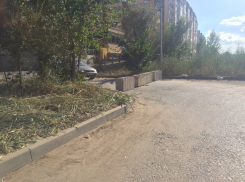 Жильцы соседних многоэтажек недовольны закрытием проезда на улице Шекснинской