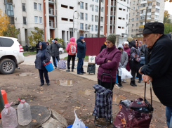 Волгоградцы выстроились в очереди за водой после коммунальной аварии