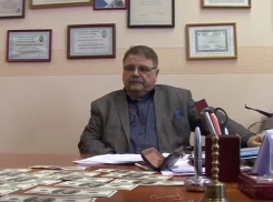 В Волгограде суд арестовал профессора, подозреваемого в получении 50 тыс.долларов, на два месяца