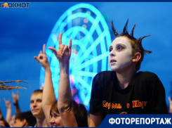 Сотни фанатов «Горшка» в день его смерти собрались в необычных костюмах в центре Волгограда 