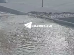 Дорогу закрыли из-за мощного потока в Волгограде: видео