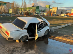 Двое в больнице: «семерка» «намоталась» на столб рядом с пивзаводом под Волгоградом 