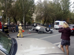 Поездка Renault Duster на крыше после столкновения с легковушкой попала на видео в центре Волгограда