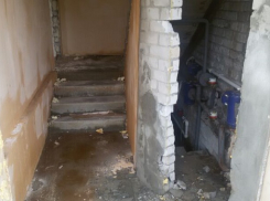 В Волгограде жильцы полуснесенной трехэтажки опасаются за свою жизнь в окружении соседей-вандалов