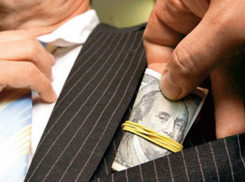 В Волгограде алиментщик пытался дать взятку полицейскому