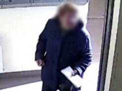 Волжане по видео определили, кто справляет малую нужду в подъезде