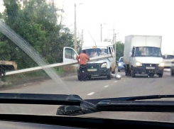 Рухнувший столб раздавил «Газель» в Волжском