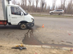 Грузовик в Кировском районе Волгограда протаранил иномарку: пострадали водитель и 15-летняя девушка