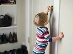 На севере Волгограда спасатели вызволили из квартиры 4-летнего ребенка