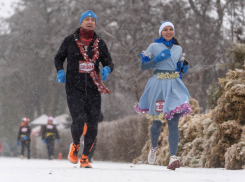Люди в необычных костюмах испытают себя на прочность в центре Волгограда