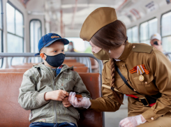 В спецтрамвае в Волгограде раздавали георгиевские ленты и рассказывали о подвигах защитников Сталинграда