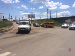 На севере Волгограда столкнулись две «Газели» и легковушка