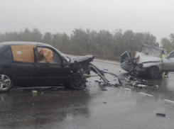 Спасают 23-летнего парня: подробности смертельного ДТП на мокрой трассе под Волгоградом