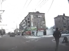 В Волгограде водитель остановил движение, чтобы поднять пешехода на обочине дороги