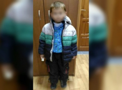 Мать брошенного на улице Волгограда 5-летнего мальчика скрывается 