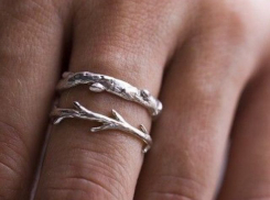 В Волгограде спасатели сняли тесное кольцо с пальца 13-летней девочки