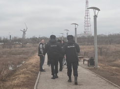 Подростки убегают от полиции на сходке ЧВК «Редан» в Волгограде: видео