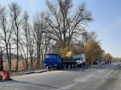 Грузовик протаранил отбойник, сбил рабочего и врезался в КамАЗ под Волгоградом