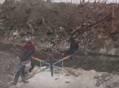 Школьники-экстремалы прокатились на карусели над разрытой траншеей в Волгограде