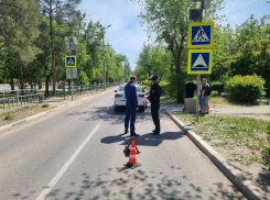 Двух школьниц снесла машина на пешеходном переходе в Волжском: видео 