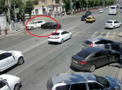 Опубликовано видео жуткой аварии возле Ворошиловского ТЦ в Волгограде
