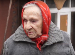 Сын принес 50 рублей проживающей в сарае 90-летней ветерану Волгограда