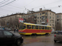 Внедорожник протаранил трамвай в центре Волгограда