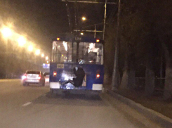 Проехавшийся «зайцем» снаружи троллейбуса волгоградец попал на видео