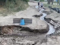 Волгоградка с тремя детьми на видео показала переход через водопадный прорыв трубы