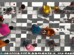 Игру в «шашечки» с пешеходами на тротуаре устроил гонщик в Волгограде - видео