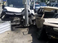 Водитель «девятки» врезался в маршрутку 3С в Волгограде, 4 человека пострадали: опубликовано видео