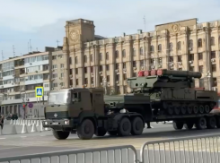 Военную технику привезли в центр Волгограда – видео 