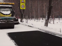 Из-за снегопада дорожники Волгограда остановили укладку асфальта