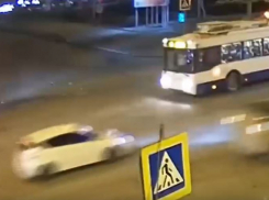 Иномарка на скорости «влетела» в «Ладу» на оживленном перекрестке в Волгограде: видео 