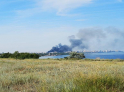 Сильный пожар произошел на складе сантехники на рынке Тулака